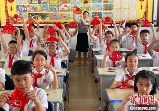 圖為學生們展示剪紙作品。 興業(yè)縣融媒體中心供圖