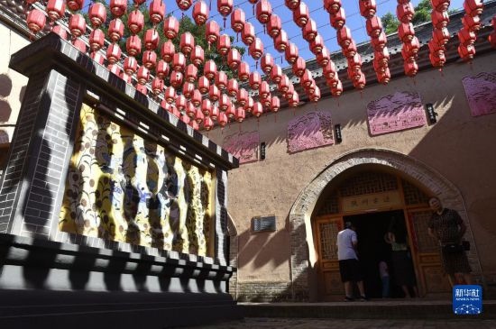 6月23日，游人在三門峽市陜州地坑院景區(qū)內(nèi)游覽。