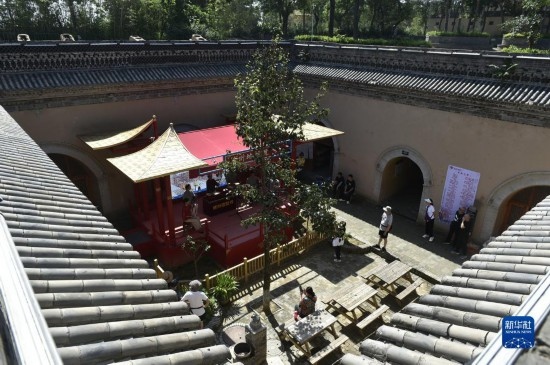 6月23日，游人在三門峽市陜州地坑院景區(qū)內(nèi)游覽。