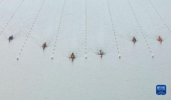 6月23日，在江蘇省泰州市水上運(yùn)動(dòng)訓(xùn)練基地，人們參加龍舟比賽（無(wú)人機(jī)照片）。