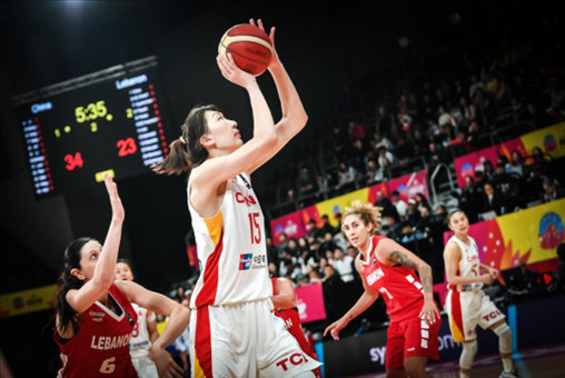 中國女籃隊(duì)員韓旭籃下進(jìn)攻。圖片來源：國際籃聯(lián)