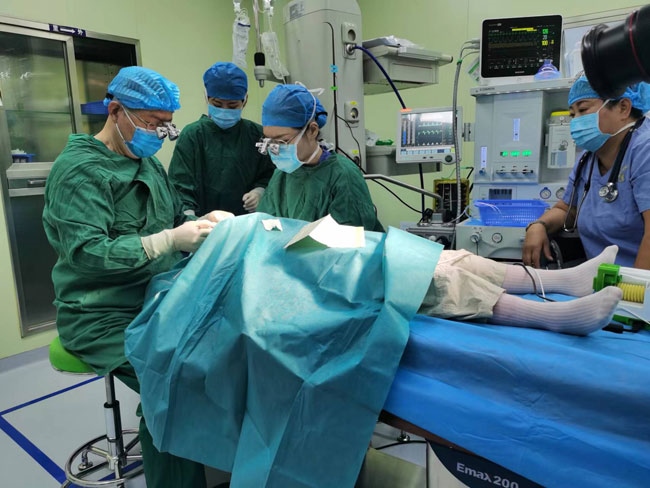 5歲的丹增貴吉正接受雙眼斜視矯正手術(shù)。人民網(wǎng)記者 李棟攝