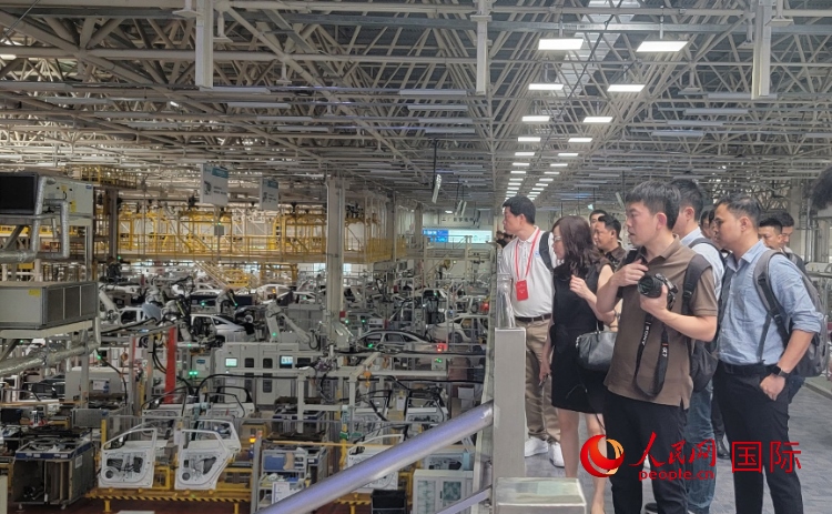 外媒記者在廣汽埃安車間參觀。人民網(wǎng) 寧玉瑛攝