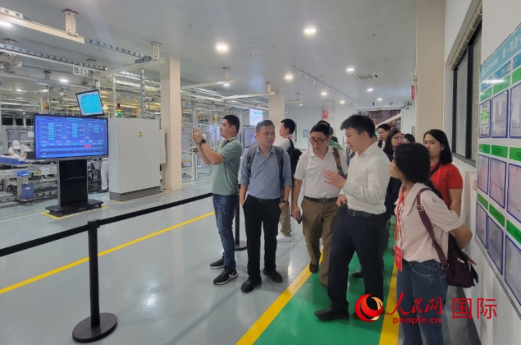 廣汽埃安工作人員向外媒記者進(jìn)行介紹。人民網(wǎng) 寧玉瑛攝