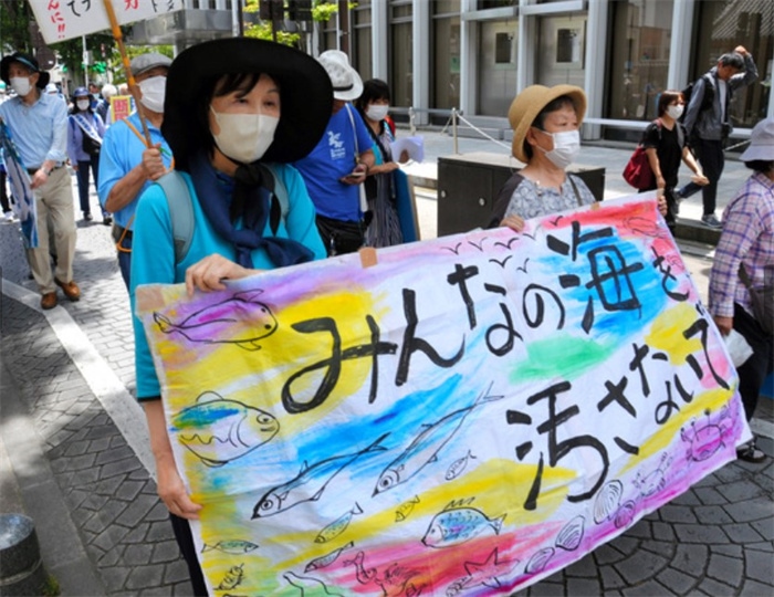 2023年6月20日，日本民眾在福島縣政府周圍舉行抗議活動(dòng)，強(qiáng)烈反對(duì)核污水排海計(jì)劃，呼吁保護(hù)漁業(yè)資源。圖片來源：《朝日新聞》
