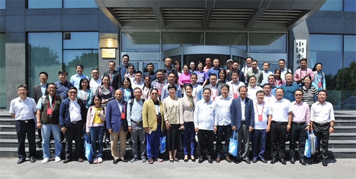 由瀾湄六國有關部門及主流媒體等組成的采訪團與中方代表在瀾湄水資源合作中心門口合影。（瀾湄水資源合作中心供圖）