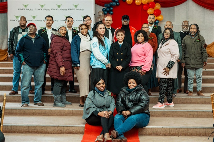 PMG礦業(yè)公司股東和管理團(tuán)隊(duì)和演講嘉賓合影。（圖片來(lái)源：廣西大錳南非PMG礦業(yè)有限公司）