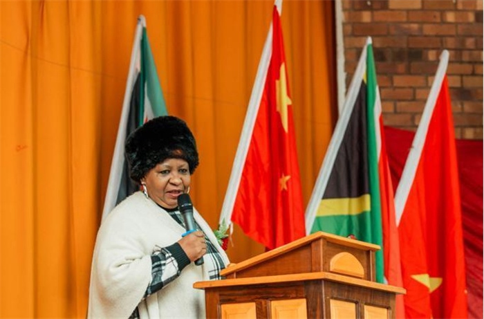 Magdeline Mokwena女士致辭。（圖片來(lái)源：廣西大錳南非PMG礦業(yè)有限公司）