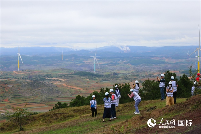 瀾湄記者團在富源西風電基地拍照“打卡”。（人民網(wǎng) 李發(fā)興攝）