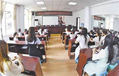  圖②：法院干警向參加活動(dòng)的學(xué)生和家長(zhǎng)講解暑假安全教育知識(shí)。