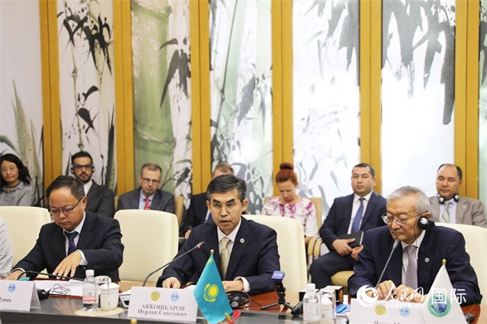 哈薩克斯坦常駐上合組織秘書(shū)處代表努爾蘭·阿科什卡羅夫介紹哈薩克斯坦接任輪值主席國(guó)后的優(yōu)先工作。人民網(wǎng) 俄布拉依攝