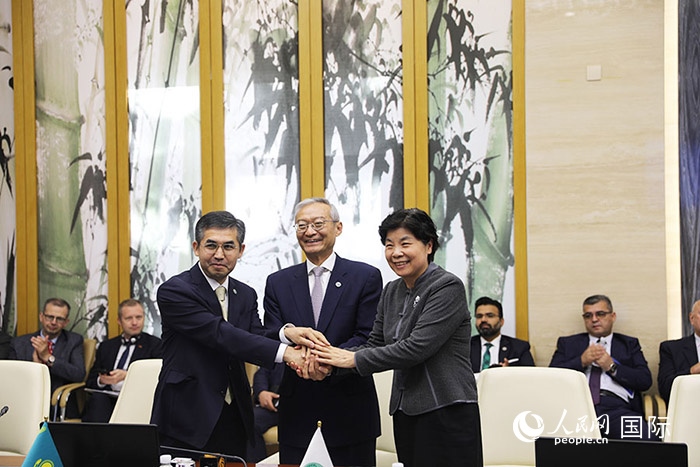 上合組織秘書(shū)處、哈駐華使館、上合組織睦鄰友好合作委員會(huì)簽署《聯(lián)合行動(dòng)計(jì)劃》。人民網(wǎng) 俄布拉依攝