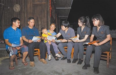 “法治屋場會(huì)”上，法院黨員志愿服務(wù)隊(duì)在給種植戶普及法律知識(shí)。