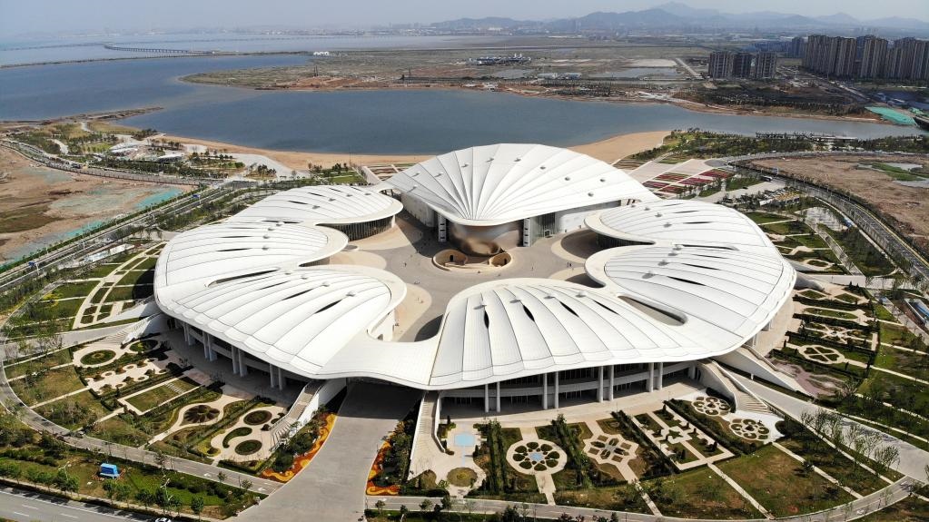 位于中國－上海合作組織地方經(jīng)貿(mào)合作示范區(qū)的青島·上合之珠國際博覽中心。新華社記者 李紫恒 攝