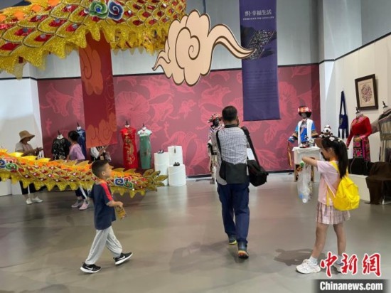 市民參觀展覽。祝歡 攝