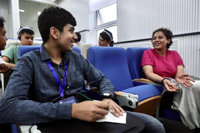 “上合小記者”在中國傳媒大學(xué)外語學(xué)院采訪留學(xué)生。中新社供圖