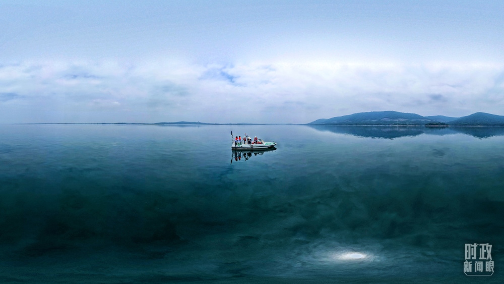 丹江口水庫，工作人員正在采集水樣。（總臺國廣記者李晉拍攝）