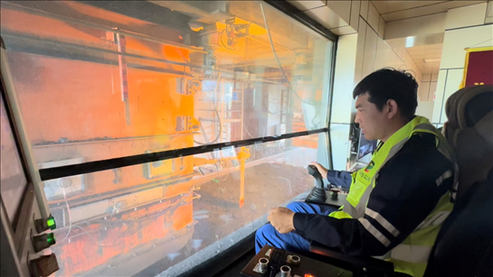 國家電投內(nèi)蒙古公司南露天煤礦裝車站司機(jī)石繼立的操縱下，一次性60噸的煤炭穩(wěn)穩(wěn)裝入車廂。人民網(wǎng) 金洪花攝