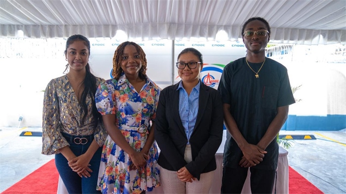 四名獲得中海油獎(jiǎng)學(xué)金的學(xué)生合影。中海油圭亞那有限公司供圖