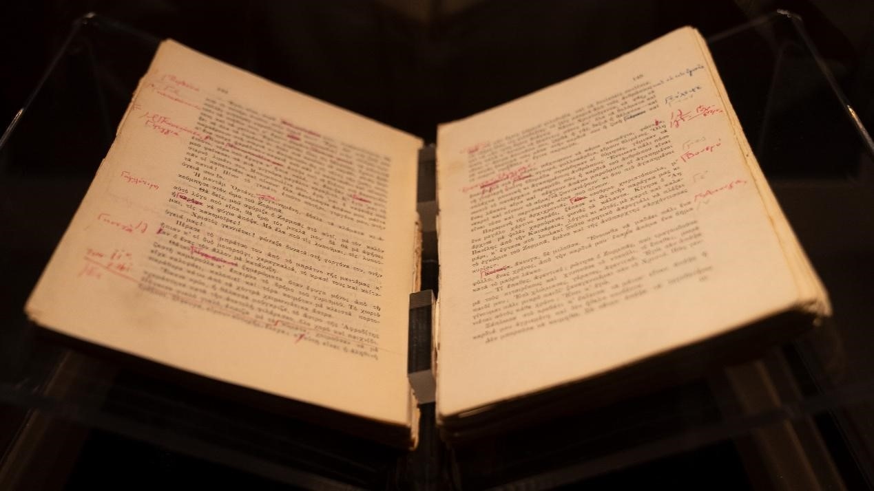 《希臘人左巴》初印后，卡贊扎基斯的修改批注。人民網(wǎng)記者 葛泰佚攝