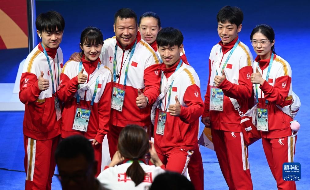 7月22日，中國代表團部分成員在歡迎儀式后合影。新華社記者 王曦 攝