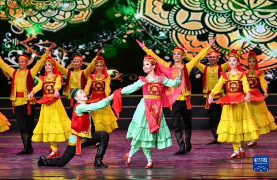 7月21日，哈薩克斯坦薩爾塔納國家舞蹈團(tuán)的演員在演出。