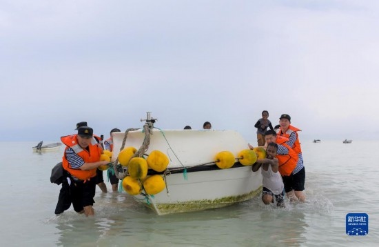 7月21日，中國(guó)海軍“和平方舟”號(hào)醫(yī)院船醫(yī)護(hù)人員涉水登島，前往基里巴斯一診療點(diǎn)。新華社記者 黎云 攝