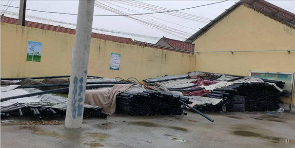 至今仍堆放在村委會院里的自來水管道。 人民網(wǎng)記者 金慧慧攝