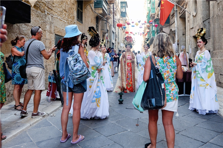 圖為花燈點亮儀式現(xiàn)場。 馬耳他中國文化中心供圖