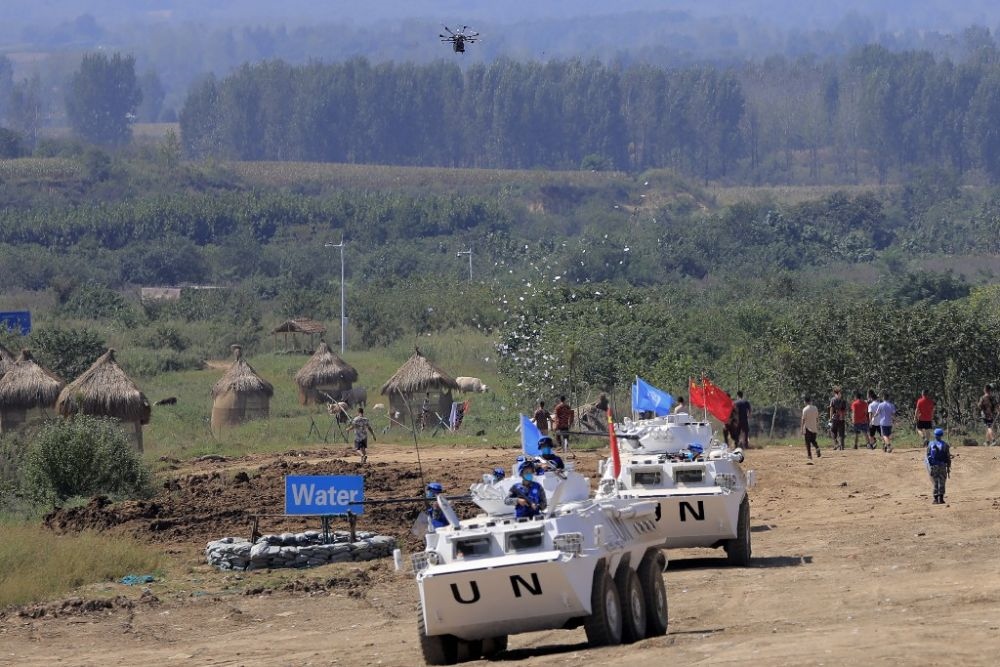 ↑2021年9月15日，在“共同命運-2021”國際維和實兵演習(xí)綜合演練中，維和分隊采用無人機拋撒傳單宣傳和平理念。新華社記者 劉芳 攝