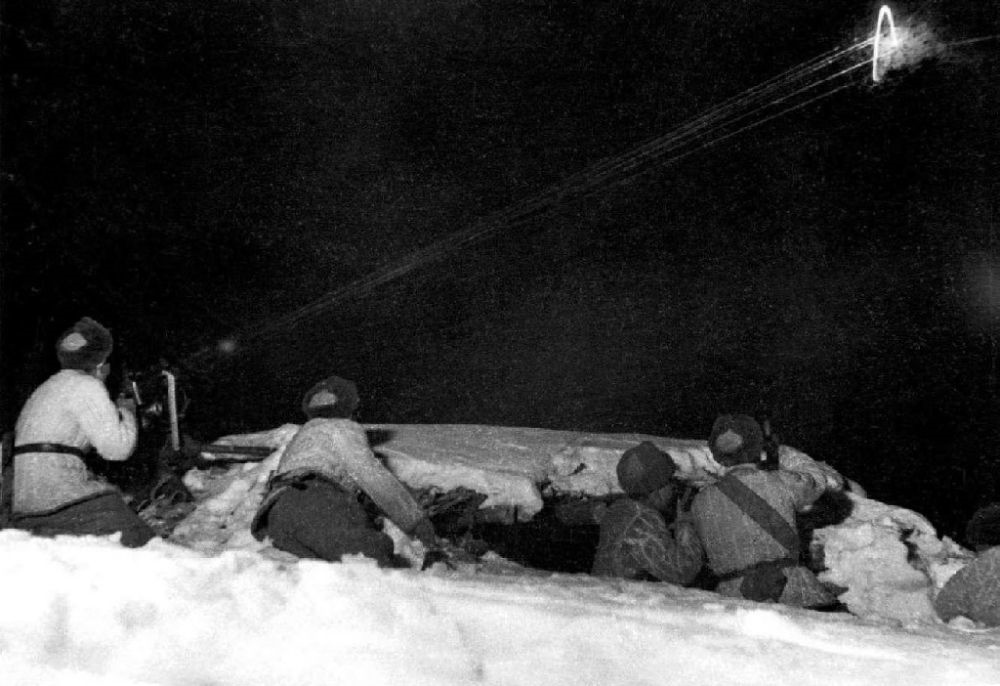  ↑1950年12月，在朝鮮長津湖，中國人民志愿軍第27軍連隊機槍手向美軍陣地射擊。新華社發(fā)（張崇岫 攝）