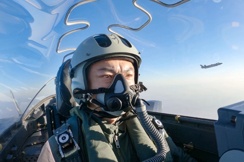 ↑全國人大代表、“強軍先鋒飛行大隊”大隊長高中強進(jìn)行編隊飛行訓(xùn)練（2023年2月9日攝）。新華社發(fā)（姜皓元 攝）