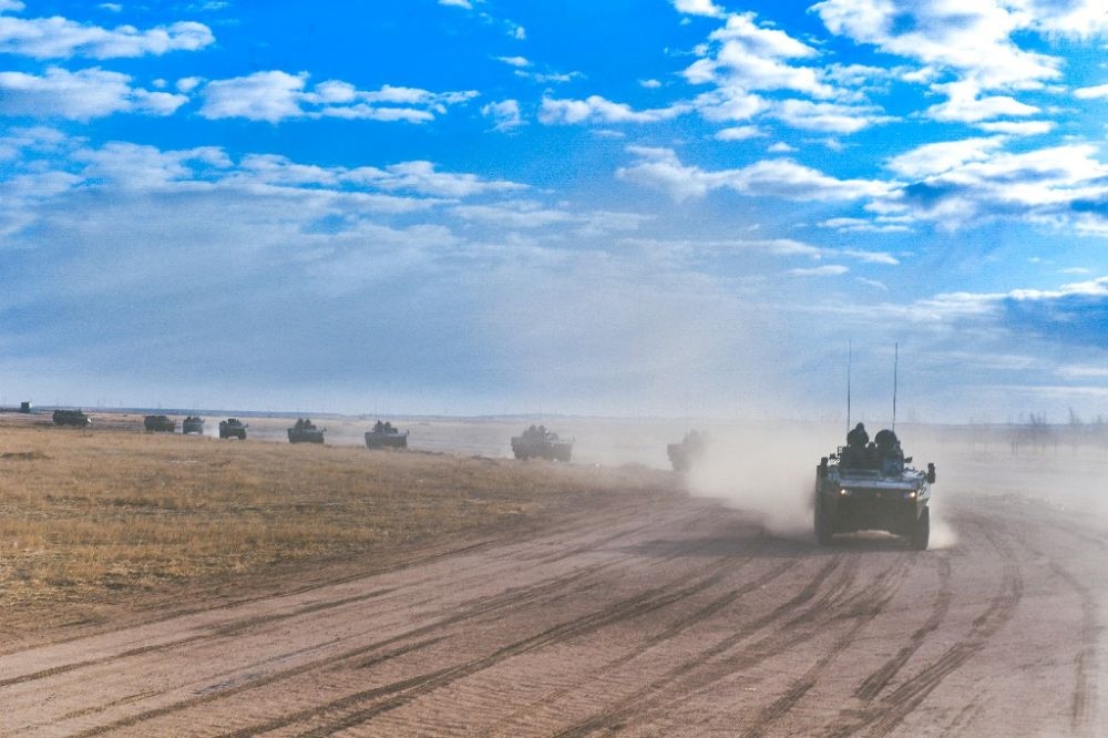 ↑陸軍第81集團軍某旅“松骨峰特功連”隨所在營進(jìn)行長途機動（2022年4月12日攝）。新華社發(fā)（李乃超 攝）