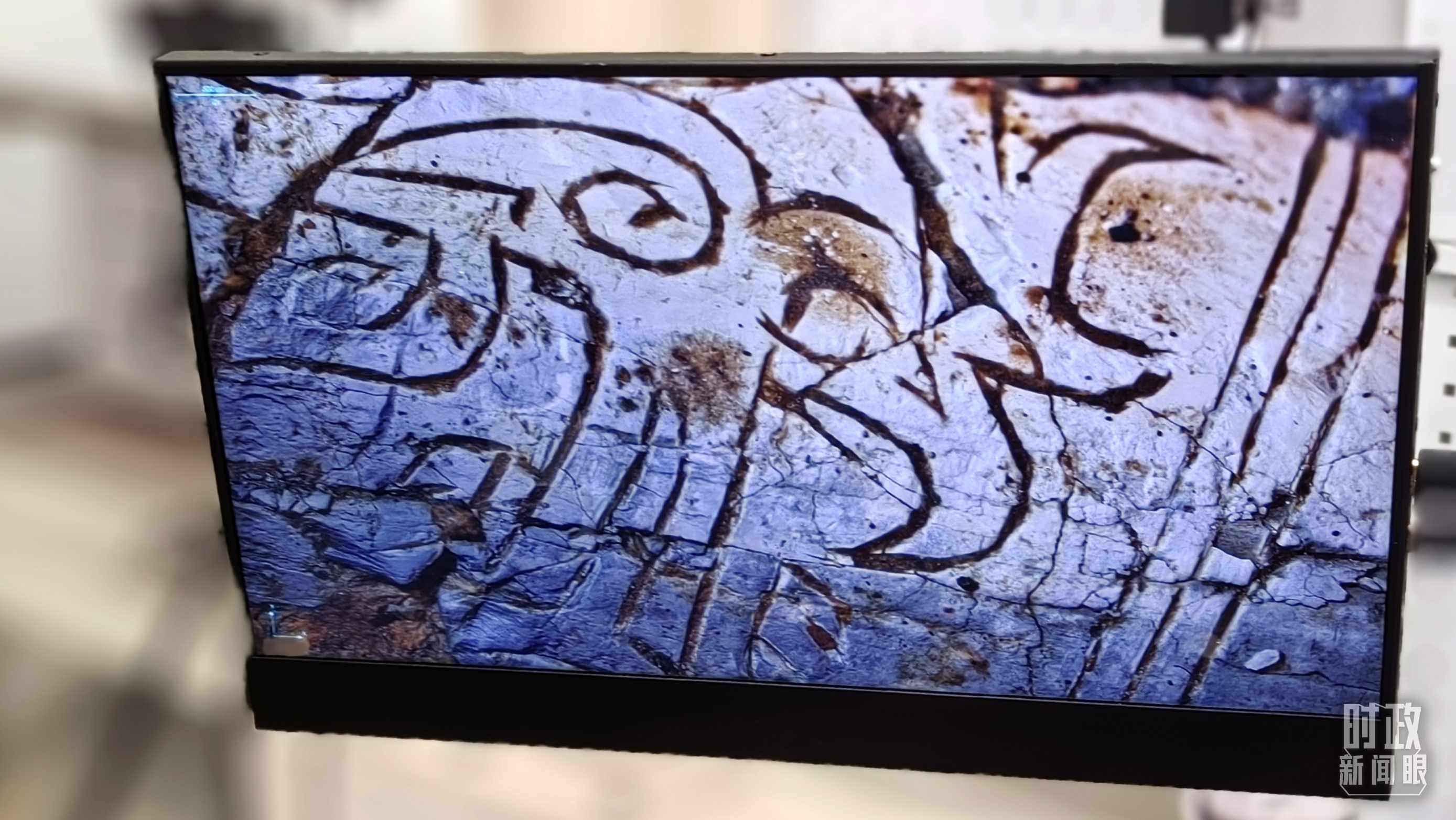 △顯微鏡下，三星堆文物的紋路清晰可見。（總臺(tái)央視記者王萌萌拍攝）