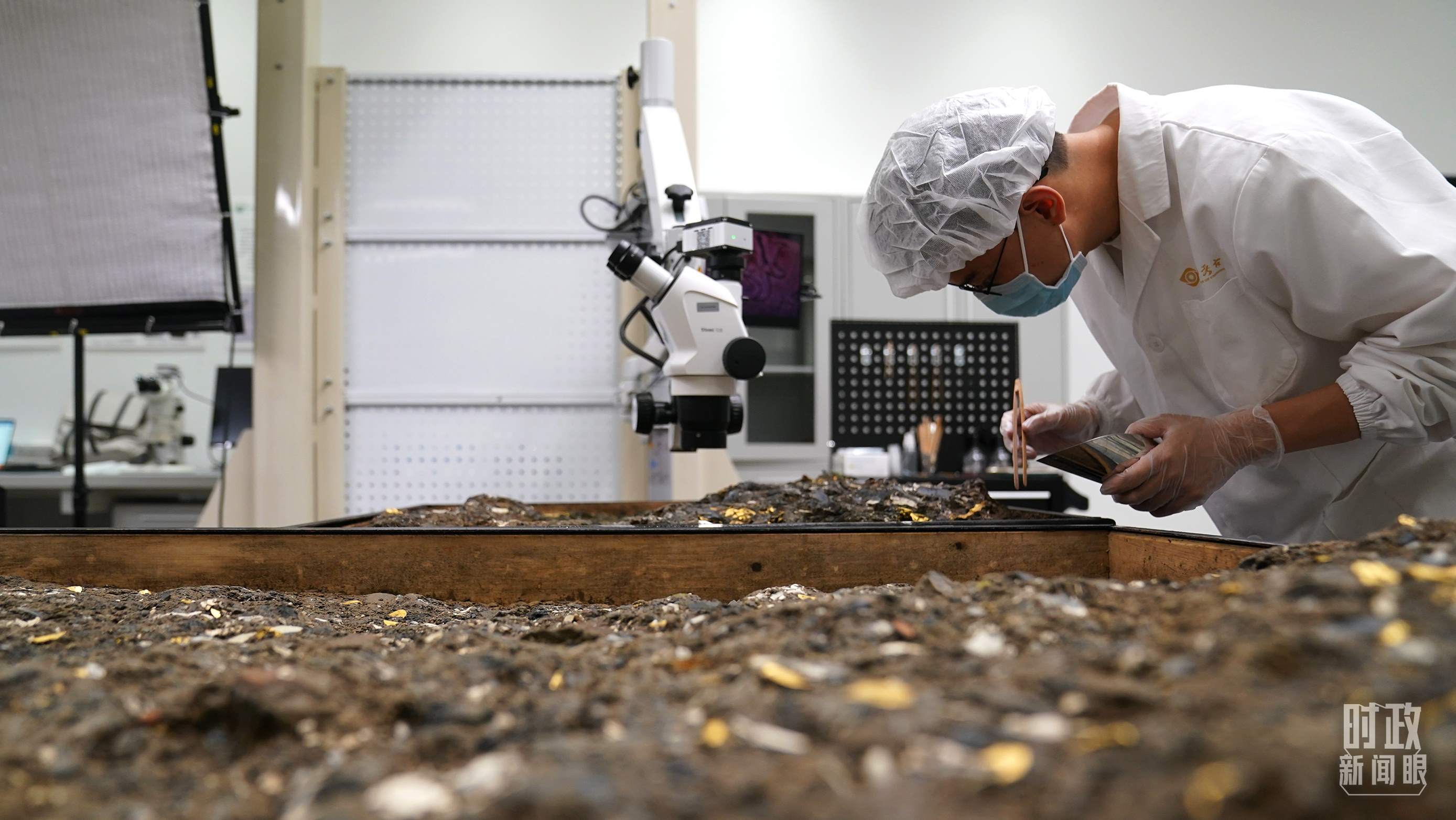 △工作中的三星堆文保人員。（總臺(tái)國(guó)廣記者李晉拍攝）