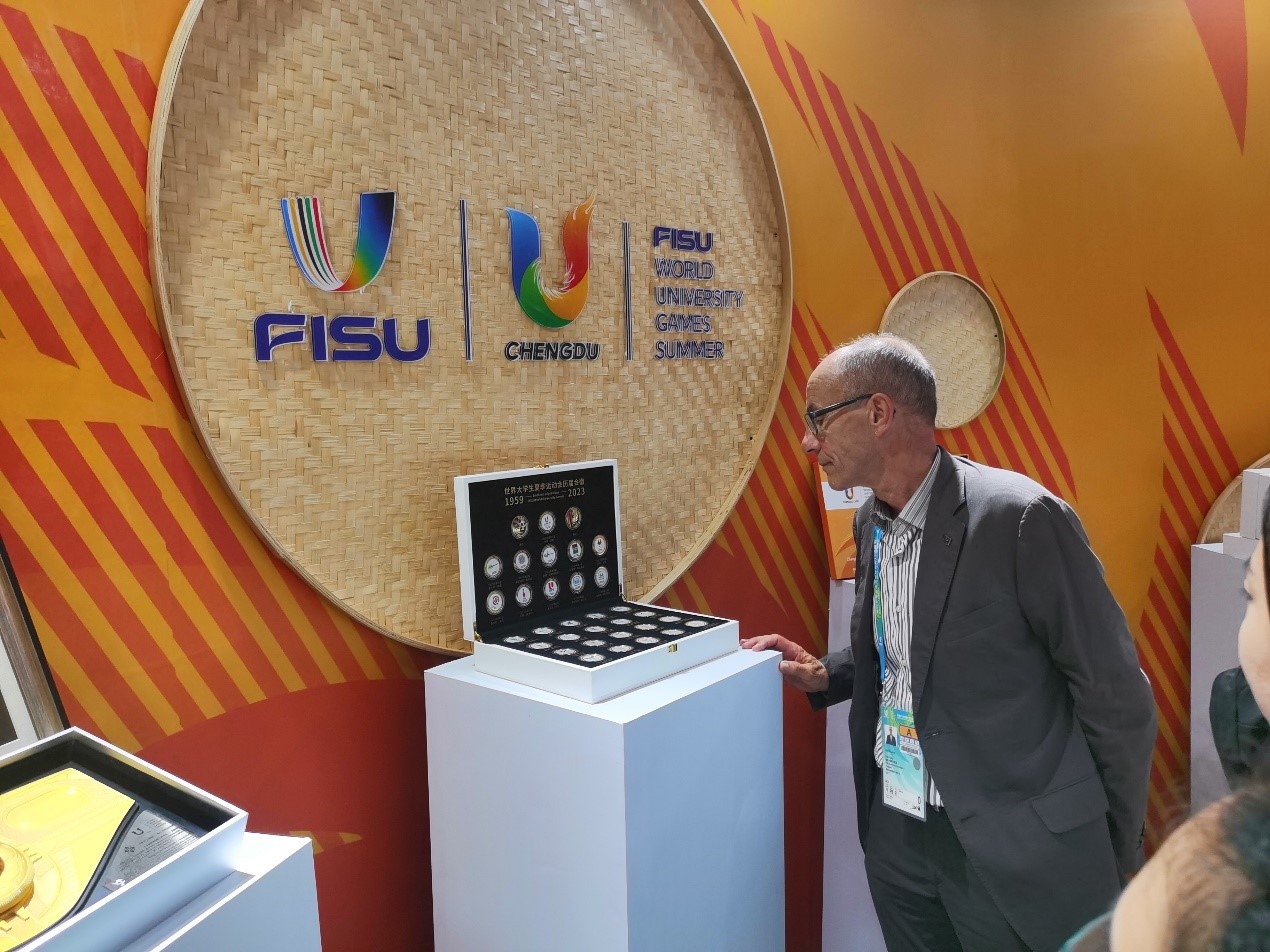 國際大體聯(lián)代理主席雷諾·艾德參觀大運(yùn)會特許商品。 人民網(wǎng)記者 楊磊攝