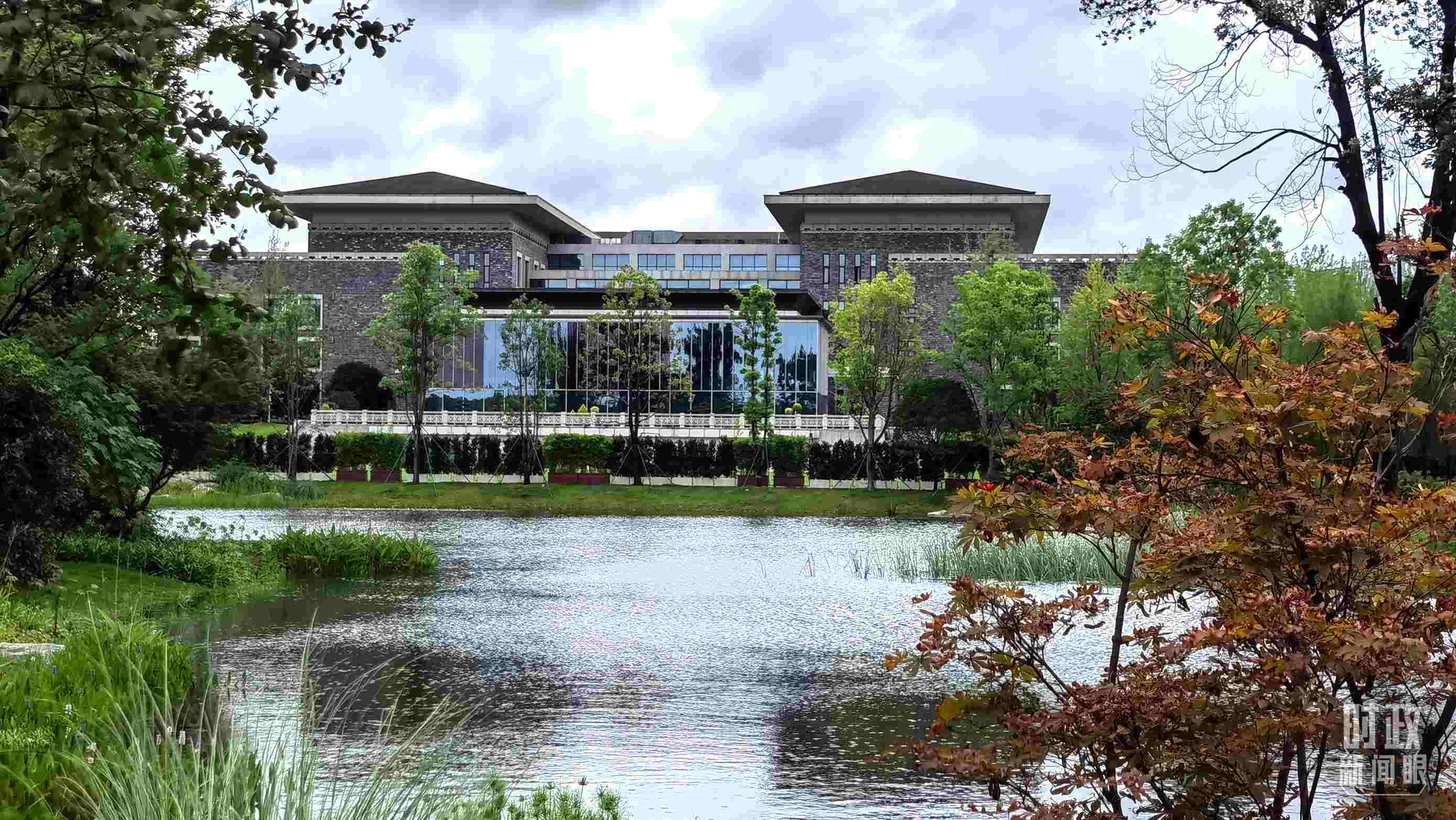 當(dāng)天，中印尼兩國元首在“錦蓉莊”舉行會見。（總臺央視記者韓銳拍攝）