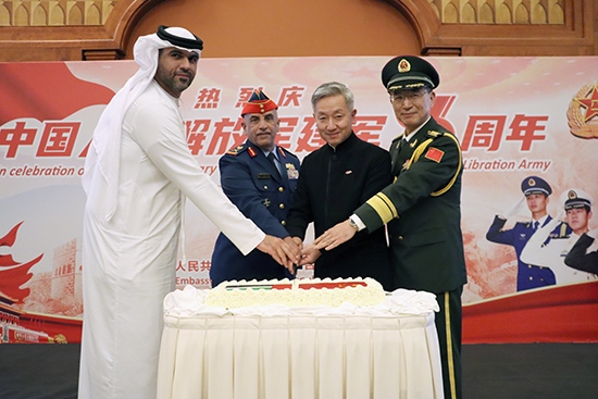 圖為招待會(huì)上中阿嘉賓合影。中國(guó)駐阿聯(lián)酋大使館供圖