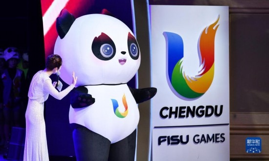 7月29日，成都大運會吉祥物“蓉寶”在聯(lián)歡會現(xiàn)場。新華社記者 張端 攝