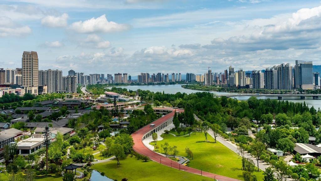 4月30日拍攝的天漢濕地公園景色。新華社發(fā)（李偉 攝）