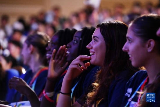 7月29日，外國運動員在聯(lián)歡會現(xiàn)場觀看節(jié)目。新華社記者 張端 攝