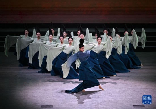 7月29日，演員在聯(lián)歡會現(xiàn)場表演《只此青綠》。新華社記者 蔡湘鑫 攝