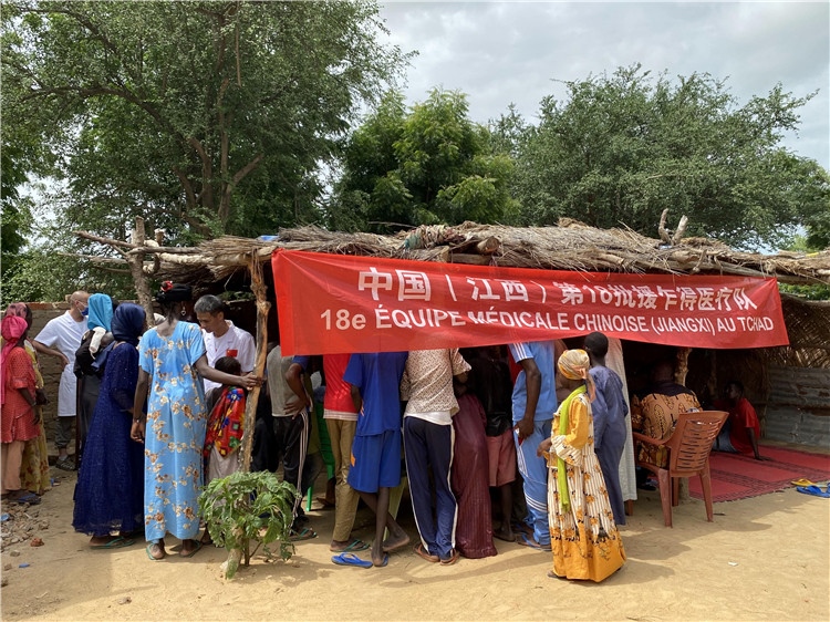 圖為草棚下的就診患者。中國駐乍得醫(yī)療隊供圖
