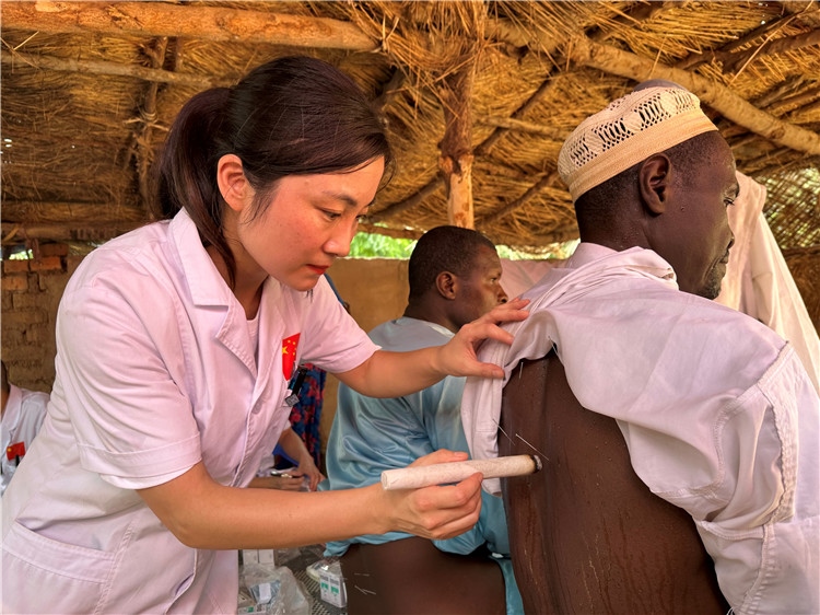 圖為吉安市中心人民醫(yī)院中醫(yī)科副主任醫(yī)師王李妮為患者進行針灸治療。中國駐乍得醫(yī)療隊提供