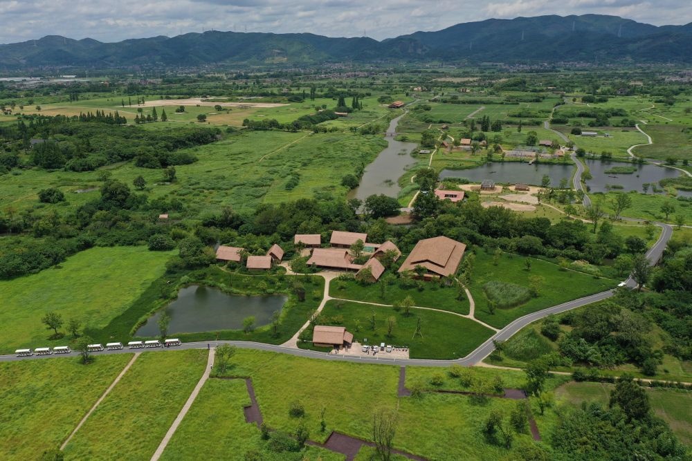 這是在浙江省杭州市余杭區(qū)拍攝的良渚古城遺址公園（2022年7月6日攝，無人機(jī)照片）。新華社記者 黃宗治 攝