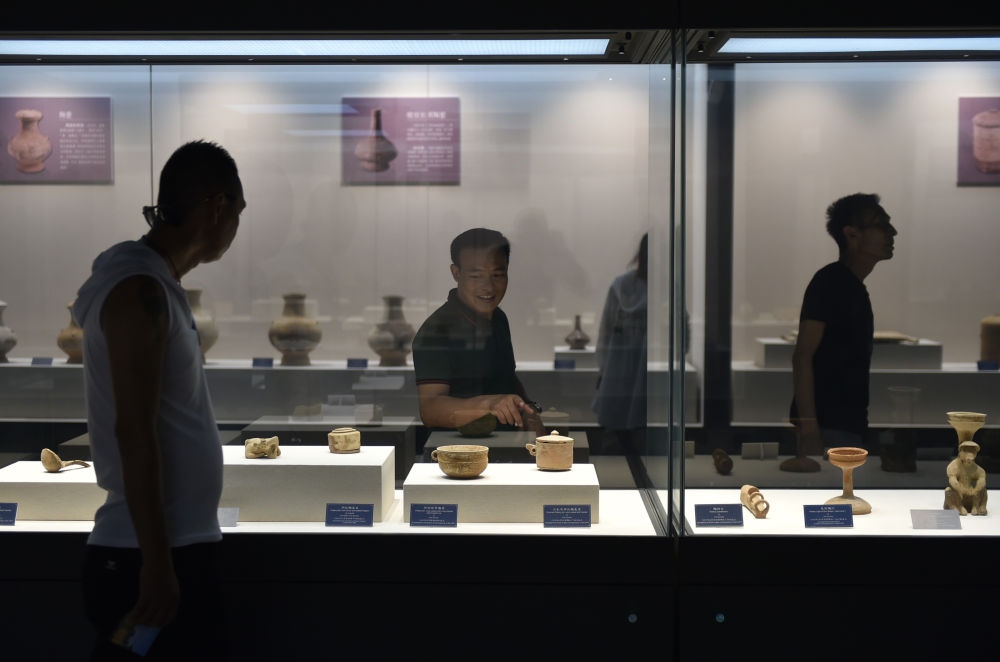 游人在廣西合浦縣漢代文化博物館內(nèi)參觀（2019年5月24日攝）。新華社記者 魯鵬 攝