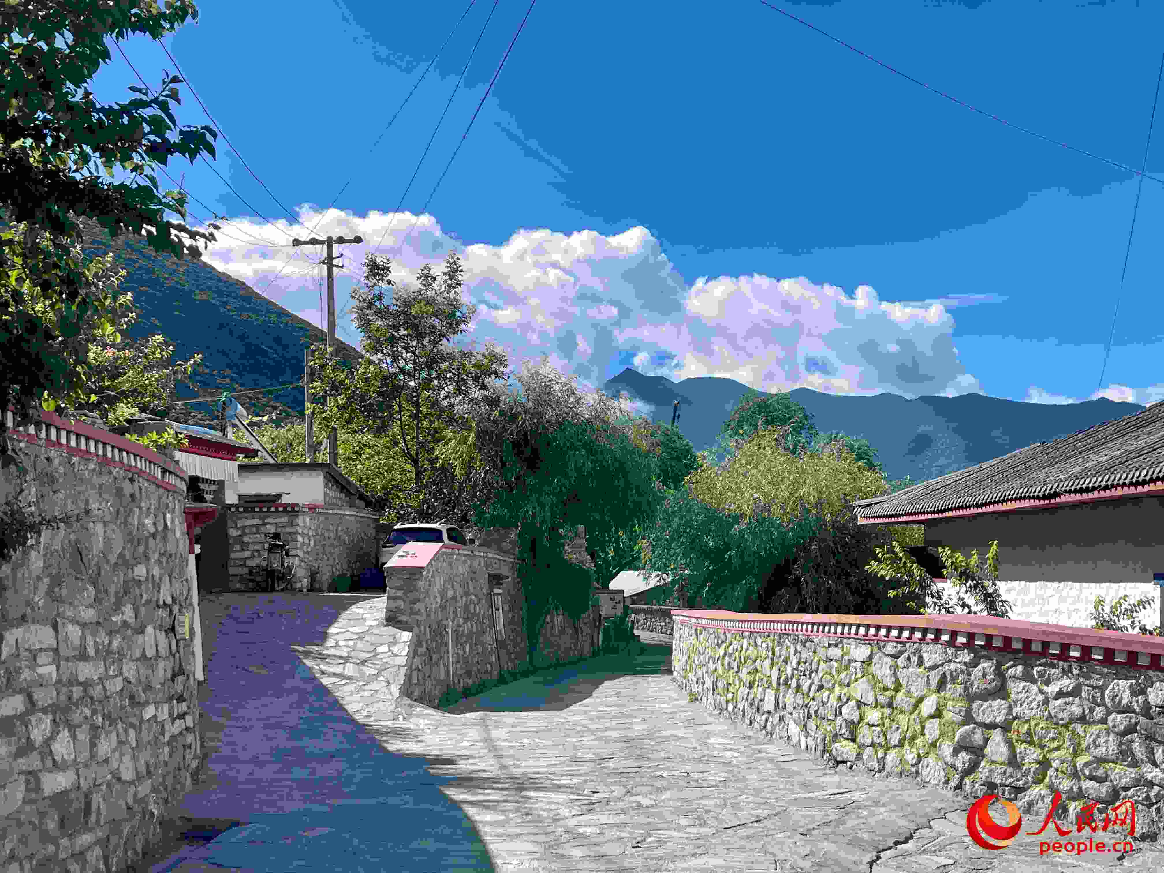 嘎拉村的村貌。人民網(wǎng) 周靜圓攝