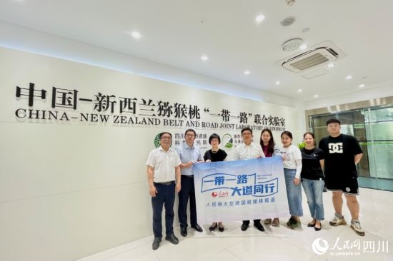 采訪團走進中國-新西蘭獼猴桃“一帶一路”聯(lián)合實驗室。人民網(wǎng)記者 朱虹攝