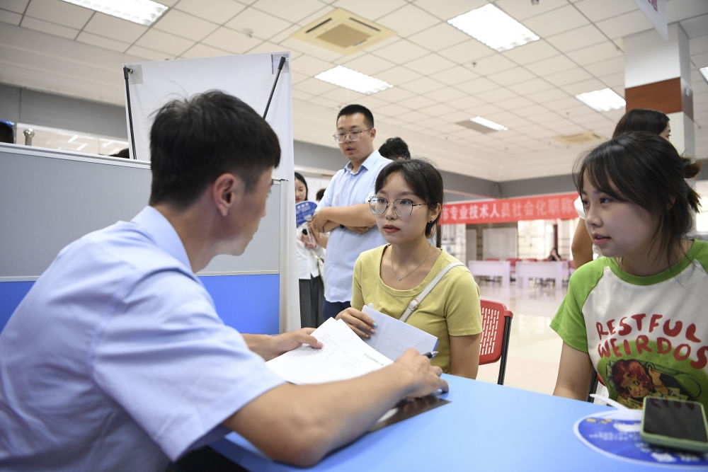 2023年7月29日，“揚(yáng)就業(yè)之帆，啟夢(mèng)想之旅”2023年寧夏（銀川）離校未就業(yè)高校畢業(yè)生招聘會(huì)在寧夏（銀川）人力資源服務(wù)產(chǎn)業(yè)園舉行。求職者（右）在招聘會(huì)現(xiàn)場(chǎng)與用人單位交流。新華社記者 馮開華 攝