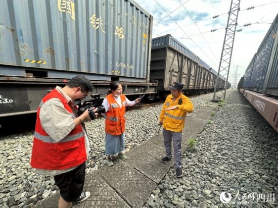 記者采訪中歐班列（成都）首發(fā)班列“專檢小組”組長劉偉。人民網(wǎng)記者 王波攝